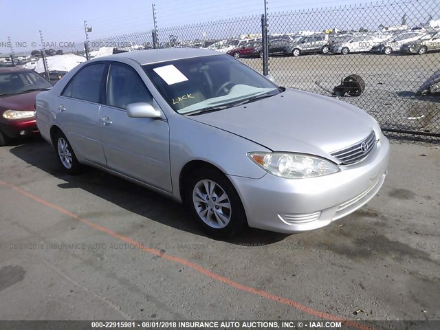 4T1BF32K05U102143 - 2005 TOYOTA CAMRY LE/XLE/SE ვერცხლისფერი ფოტო 1