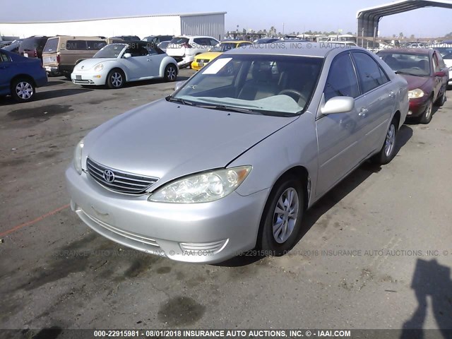4T1BF32K05U102143 - 2005 TOYOTA CAMRY LE/XLE/SE ვერცხლისფერი ფოტო 2