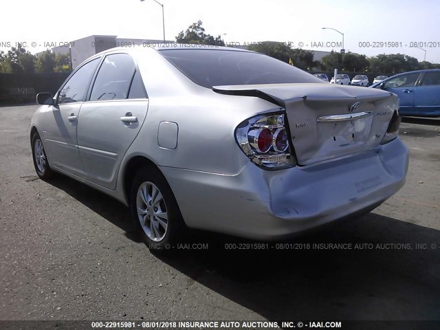 4T1BF32K05U102143 - 2005 TOYOTA CAMRY LE/XLE/SE ვერცხლისფერი ფოტო 3