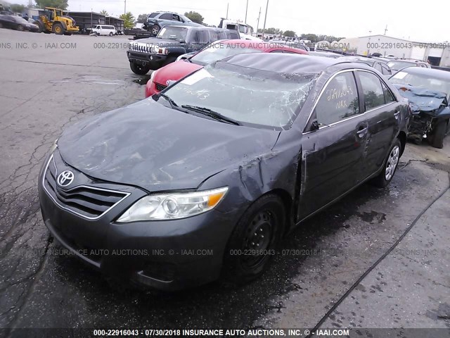 4T1BF3EK7BU605417 - 2011 TOYOTA CAMRY SE/LE/XLE ნაცრისფერი ფოტო 2