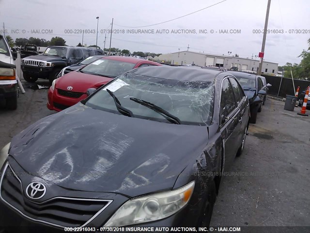 4T1BF3EK7BU605417 - 2011 TOYOTA CAMRY SE/LE/XLE ნაცრისფერი ფოტო 6