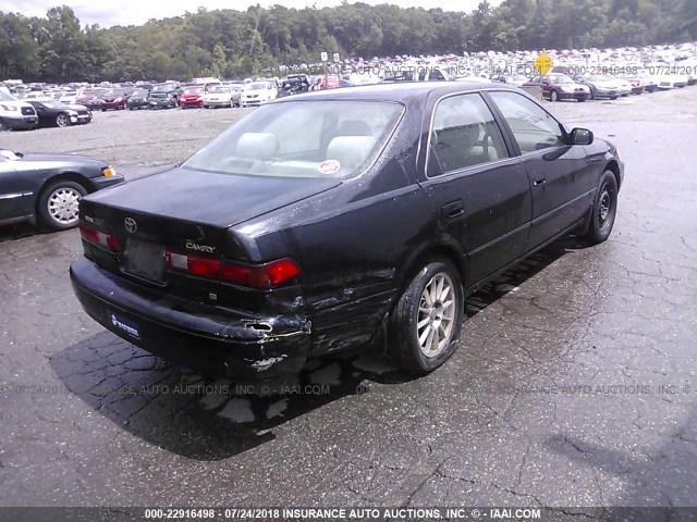 4T1BF22K7WU073980 - 1998 TOYOTA CAMRY CE/LE/XLE შავი ფოტო 4
