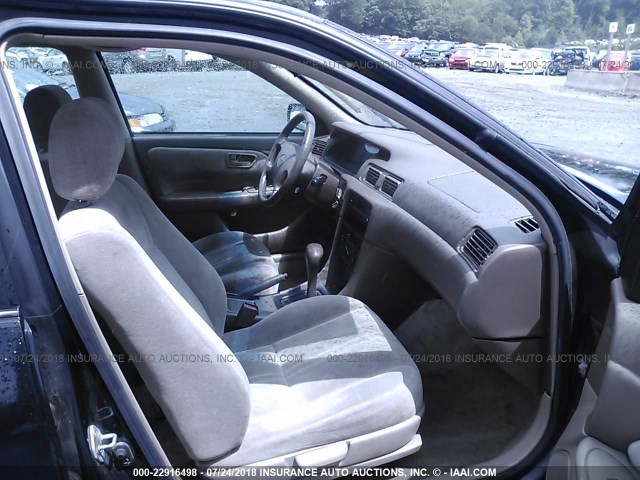 4T1BF22K7WU073980 - 1998 TOYOTA CAMRY CE/LE/XLE შავი ფოტო 5