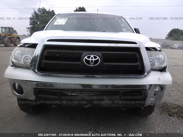 5TFEM5F1XAX007084 - 2010 TOYOTA TUNDRA CREWMAX SR5 WHITE photo 6