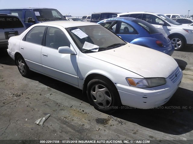 JT2BF22K7V0022711 - 1997 TOYOTA CAMRY LE/XLE WHITE photo 1