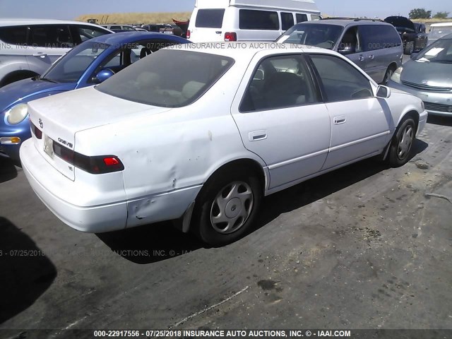 JT2BF22K7V0022711 - 1997 TOYOTA CAMRY LE/XLE WHITE photo 4