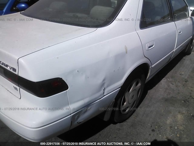 JT2BF22K7V0022711 - 1997 TOYOTA CAMRY LE/XLE WHITE photo 6