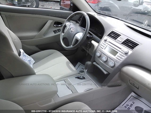 4T1BF3EK6BU672445 - 2011 TOYOTA CAMRY SE/LE/XLE შავი ფოტო 5