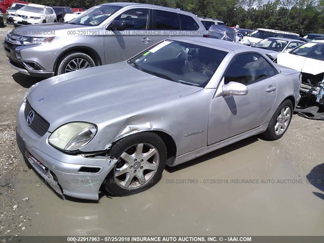 WDBKK49F81F201112 - 2001 MERCEDES-BENZ SLK 230 KOMPRESSOR SILVER photo 2