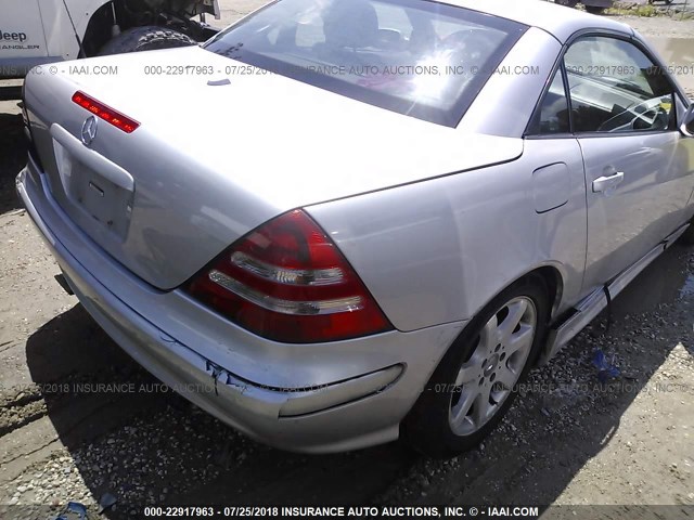 WDBKK49F81F201112 - 2001 MERCEDES-BENZ SLK 230 KOMPRESSOR SILVER photo 6