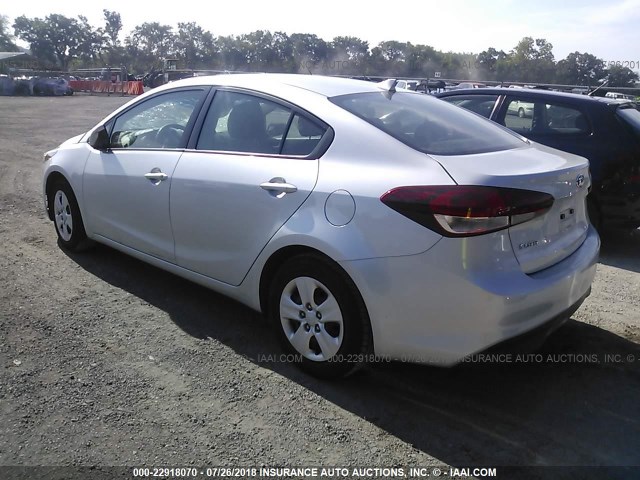 3KPFL4A76HE010880 - 2017 KIA FORTE LX/S SILVER photo 3