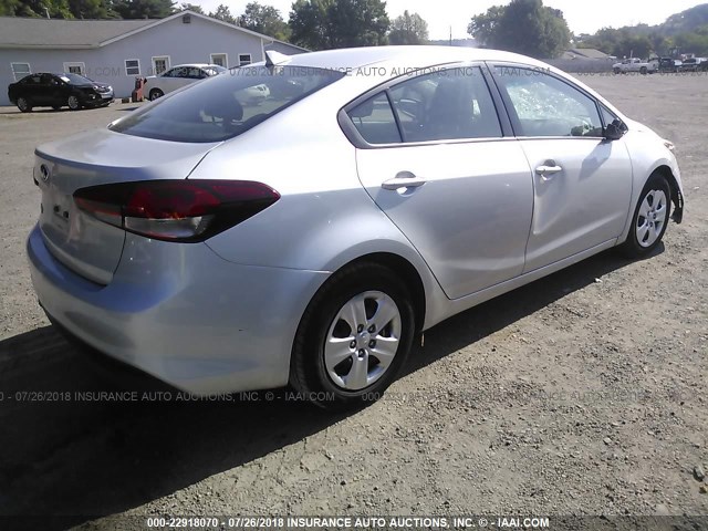 3KPFL4A76HE010880 - 2017 KIA FORTE LX/S SILVER photo 4