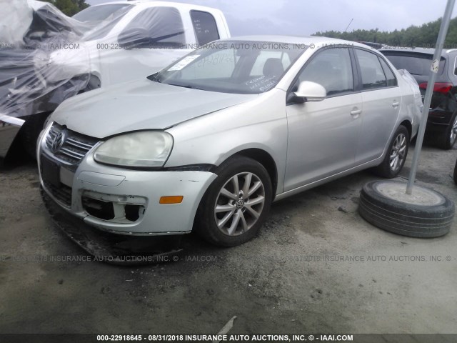 3VWRZ7AJ1AM095659 - 2010 VOLKSWAGEN JETTA SE/SEL SILVER photo 2