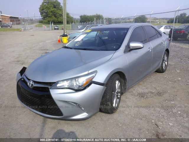 4T1BF1FK8FU929789 - 2015 TOYOTA CAMRY LE/XLE/SE/XSE SILVER photo 2