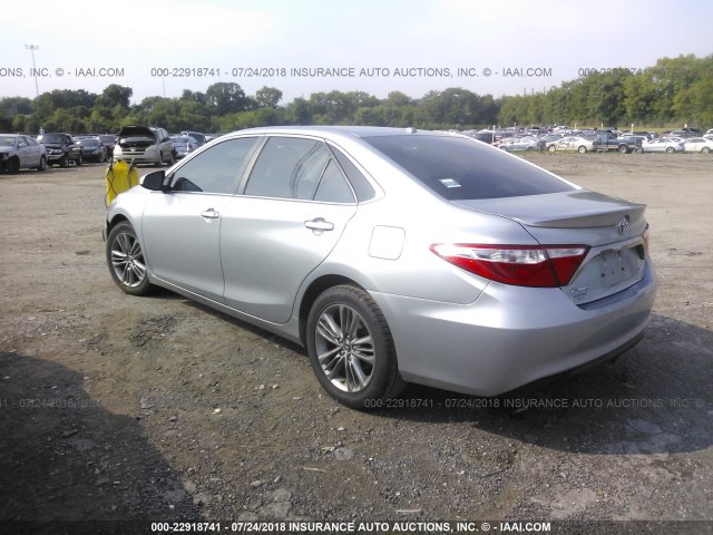 4T1BF1FK8FU929789 - 2015 TOYOTA CAMRY LE/XLE/SE/XSE SILVER photo 3