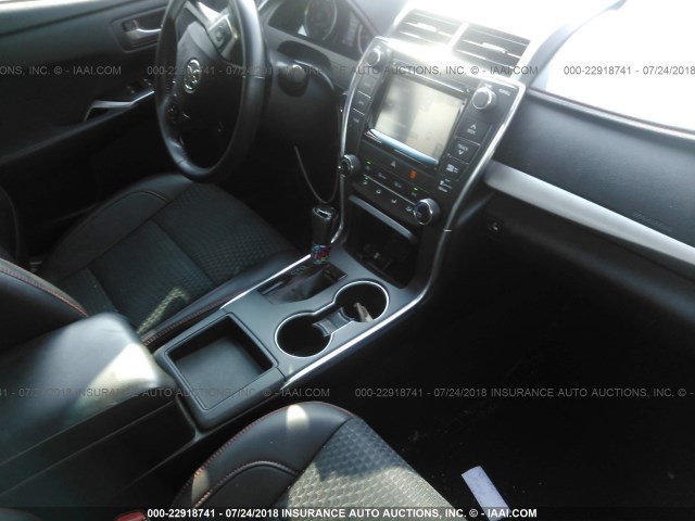 4T1BF1FK8FU929789 - 2015 TOYOTA CAMRY LE/XLE/SE/XSE 银色 照片 5