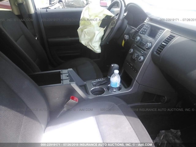 2FMGK5B85DBD31682 - 2013 FORD FLEX SE SILVER photo 5