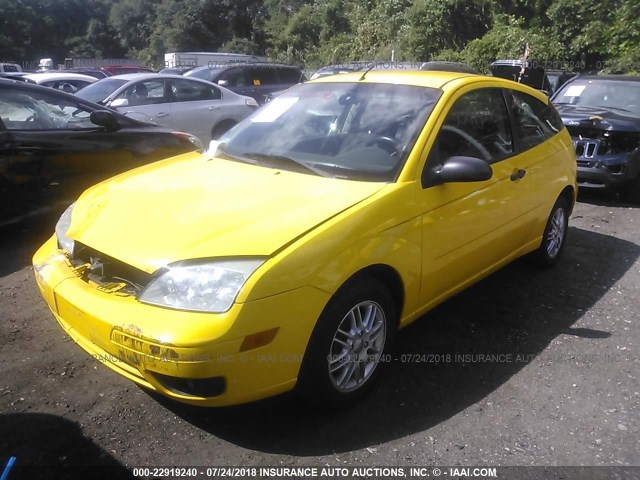 1FAFP31N26W176237 - 2006 FORD FOCUS ZX3 YELLOW photo 2