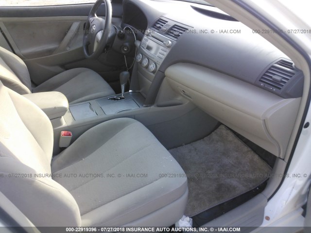4T4BF3EKXBR137494 - 2011 TOYOTA CAMRY SE/LE/XLE WHITE photo 5