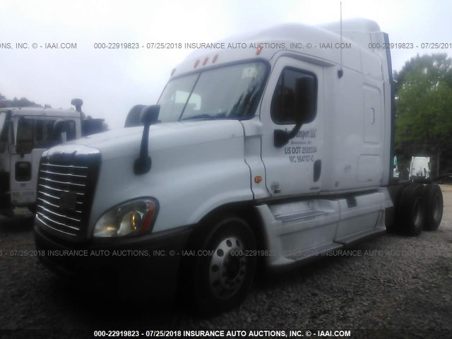 1FUJGLDR1CSBE3176 - 2012 FREIGHTLINER CASCADIA 125  WHITE photo 2