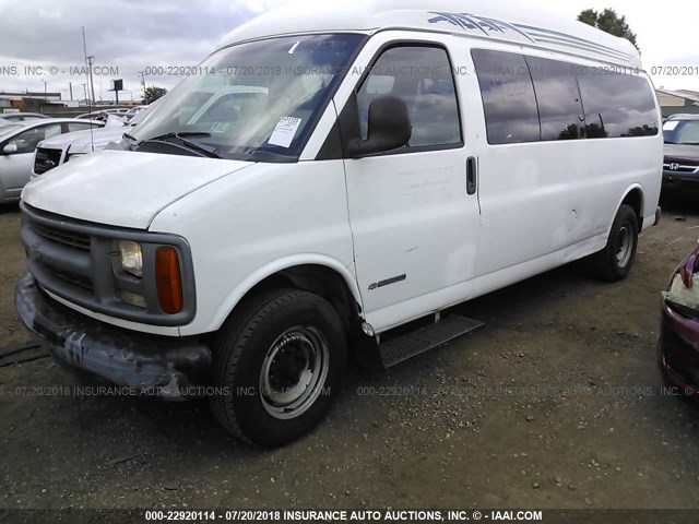 1GAGG29R221243788 - 2002 CHEVROLET EXPRESS G2500  WHITE photo 2