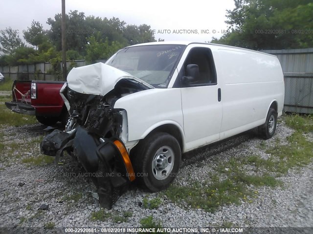 1GC2GUBA8A1168711 - 2010 CHEVROLET EXPRESS G3500  WHITE photo 2