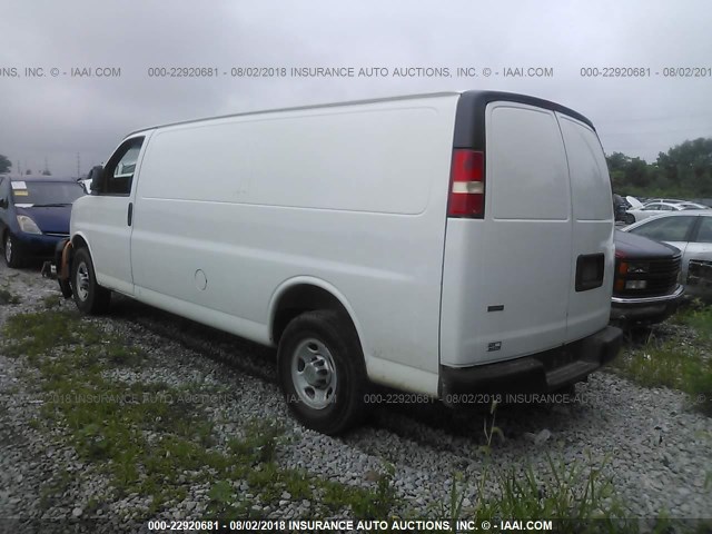 1GC2GUBA8A1168711 - 2010 CHEVROLET EXPRESS G3500  WHITE photo 3