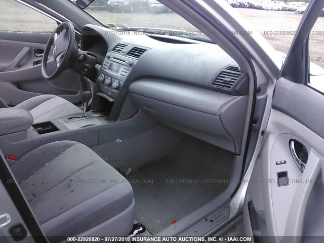 4T1BE46K49U301897 - 2009 TOYOTA CAMRY SE/LE/XLE ვერცხლისფერი ფოტო 5