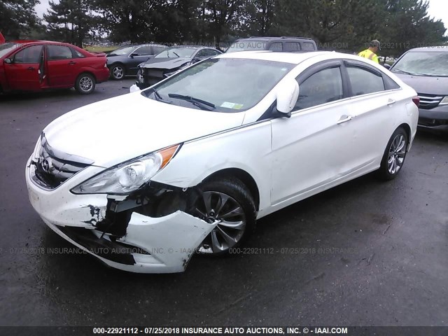 5NPEC4AC5BH182698 - 2011 HYUNDAI SONATA SE/LIMITED WHITE photo 2