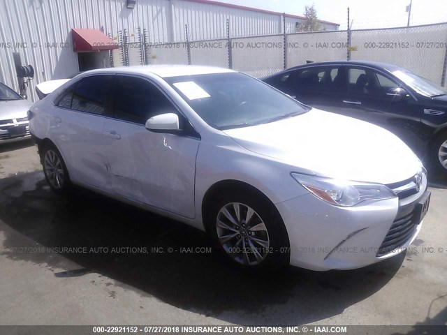 4T1BF1FK5GU243940 - 2016 TOYOTA CAMRY LE/XLE/SE/XSE 白色 照片 1