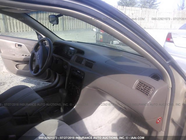 4T1BG22K6VU086229 - 1997 TOYOTA CAMRY CE/LE/XLE ბეჟი ფოტო 5