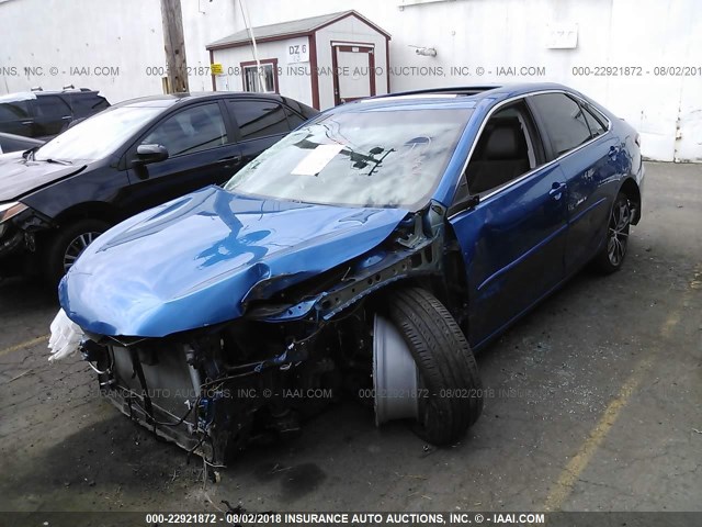 4T1BF1FK2HU683339 - 2017 TOYOTA CAMRY LE/XLE/SE/XSE BLUE photo 2