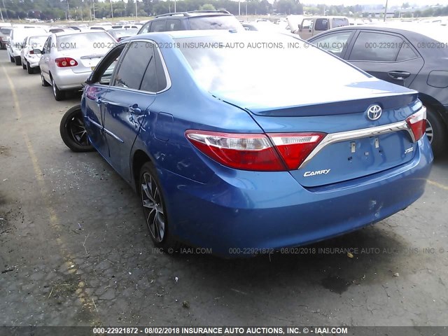 4T1BF1FK2HU683339 - 2017 TOYOTA CAMRY LE/XLE/SE/XSE BLUE photo 3