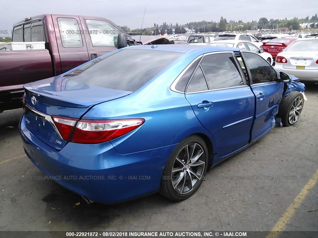 4T1BF1FK2HU683339 - 2017 TOYOTA CAMRY LE/XLE/SE/XSE BLUE photo 4