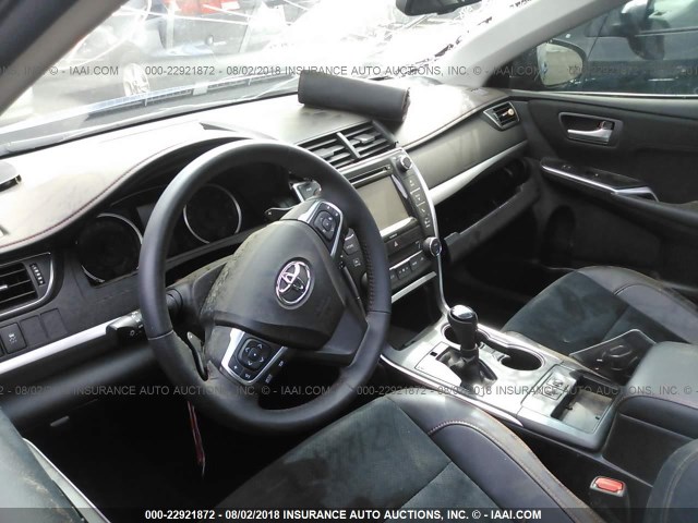 4T1BF1FK2HU683339 - 2017 TOYOTA CAMRY LE/XLE/SE/XSE BLUE photo 5