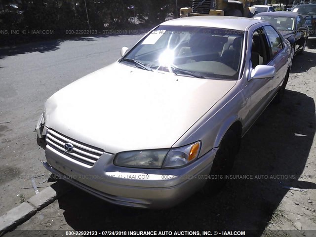JT2BG22K9W0160331 - 1998 TOYOTA CAMRY CE/LE/XLE GOLD photo 2