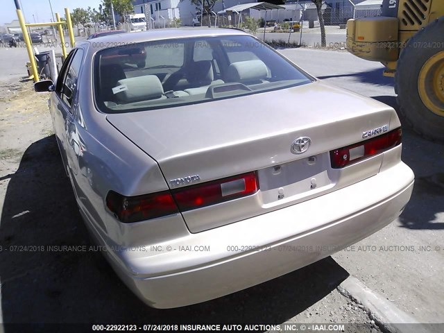 JT2BG22K9W0160331 - 1998 TOYOTA CAMRY CE/LE/XLE GOLD photo 3