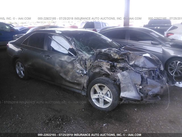 4T1BF1FK9CU071423 - 2012 TOYOTA CAMRY SE/LE/XLE ნაცრისფერი ფოტო 1