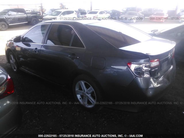 4T1BF1FK9CU071423 - 2012 TOYOTA CAMRY SE/LE/XLE ნაცრისფერი ფოტო 3
