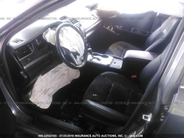 4T1BF1FK9CU071423 - 2012 TOYOTA CAMRY SE/LE/XLE ნაცრისფერი ფოტო 5