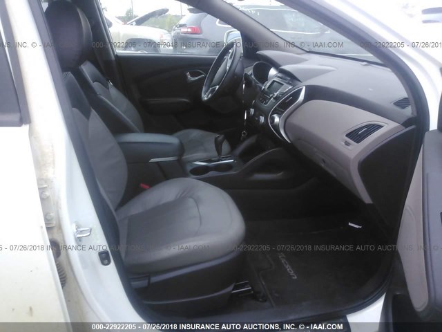 KM8JUCAC6DU621482 - 2013 HYUNDAI TUCSON GLS/LIMITED WHITE photo 5