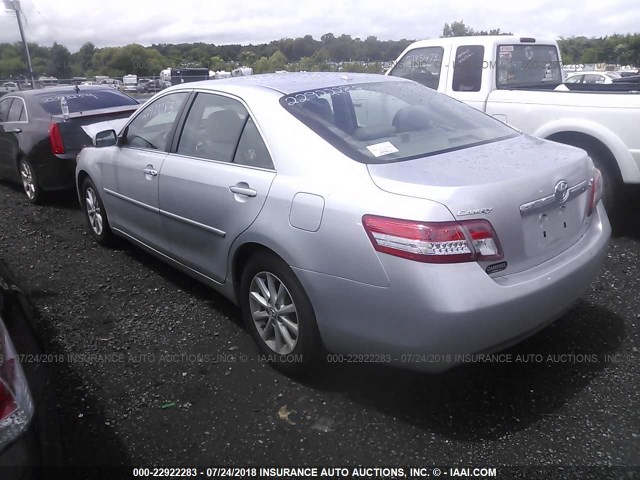 4T4BF3EK1BR133625 - 2011 TOYOTA CAMRY SE/LE/XLE SILVER photo 3
