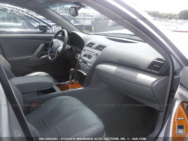 4T4BF3EK1BR133625 - 2011 TOYOTA CAMRY SE/LE/XLE SILVER photo 5