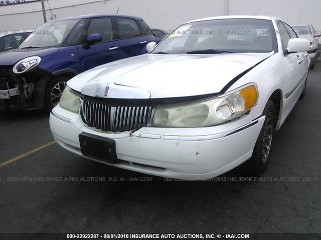 1LNHM82WX1Y704048 - 2001 LINCOLN TOWN CAR SIGNATURE WHITE photo 6