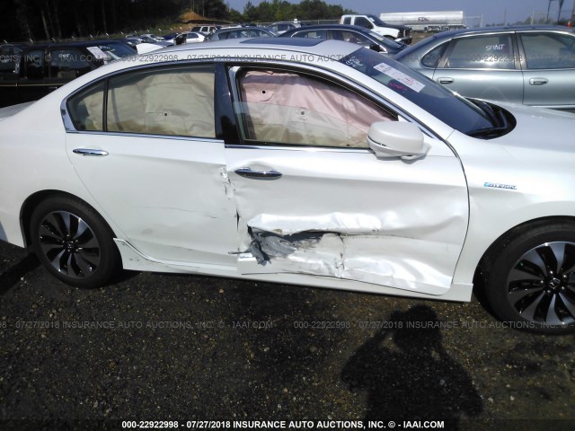 JHMCR6F72HC027543 - 2017 HONDA ACCORD HYBRID/TOURING WHITE photo 6