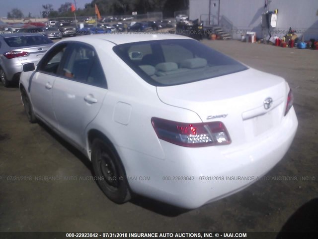 4T1BF3EKXAU556633 - 2010 TOYOTA CAMRY SE/LE/XLE თეთრი ფოტო 3