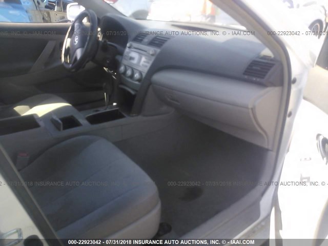 4T1BF3EKXAU556633 - 2010 TOYOTA CAMRY SE/LE/XLE თეთრი ფოტო 5
