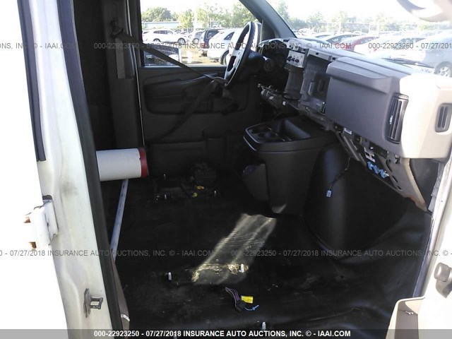 1GTFG15X571228937 - 2007 GMC SAVANA G1500 WHITE photo 5