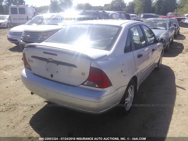 1FAFP34341W375857 - 2001 FORD FOCUS SE/SE SPORT SILVER photo 4