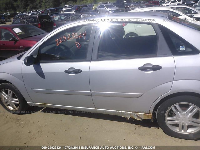 1FAFP34341W375857 - 2001 FORD FOCUS SE/SE SPORT SILVER photo 6